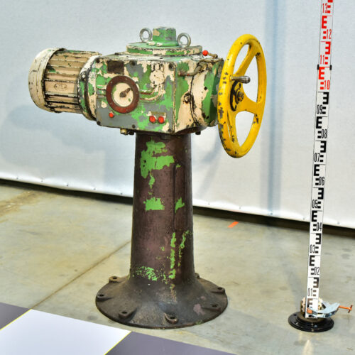 valve hand-wheel with servo on cast iron 'trumpet-style' base nr. 1