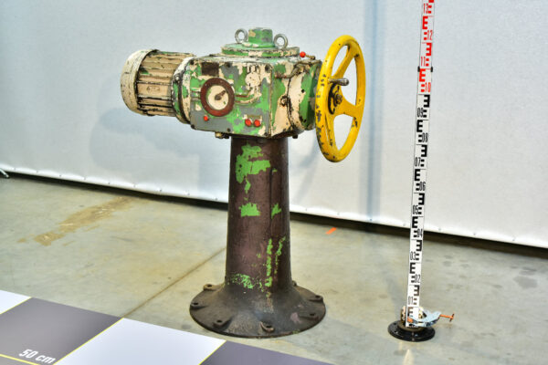 valve hand-wheel with servo on cast iron 'trumpet-style' base nr. 1