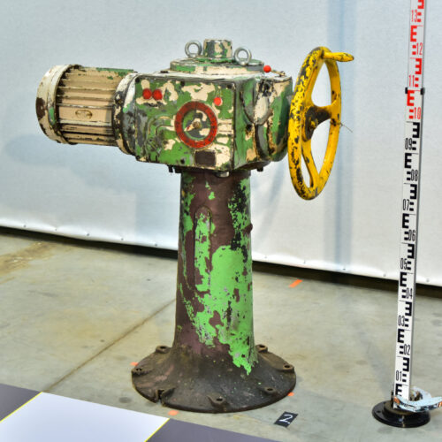 valve hand-wheel with servo on cast iron 'trumpet-style' base nr. 2