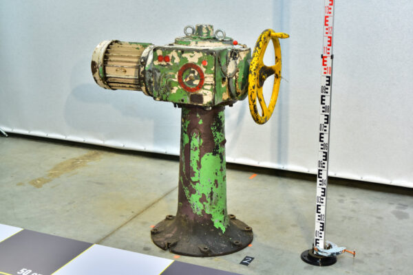 valve hand-wheel with servo on cast iron 'trumpet-style' base nr. 2