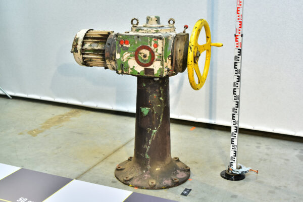 valve hand-wheel with servo on cast iron 'trumpet-style' base nr. 4