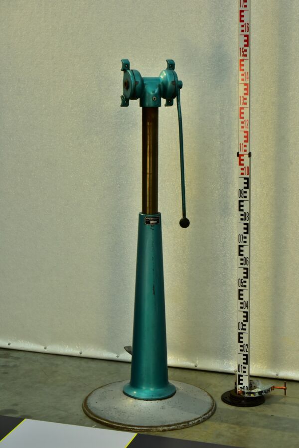 OTTOSSON SWEDEN Hydraulic Drafting-Table Pedestal with Cast-Iron Trumpet / Tulip Base OTTOSSON SWEDEN Hydraulic Drafting-Table Pedestal with Cast-Iron Trumpet / Tulip Base