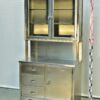 Amerikai katonai mintájú sebészeti vitrin „cupboard style” kialakítással – Nr. 4 Amerikai katonai mintájú sebészeti vitrin „cupboard style” kialakítással – Nr. 4