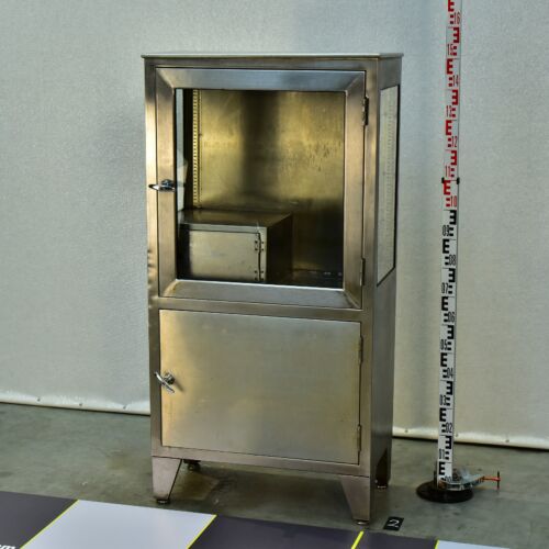 Low Surgical Display Cabinet in American Military Style – No. 2 Low Surgical Display Cabinet in American Military Style – No. 2