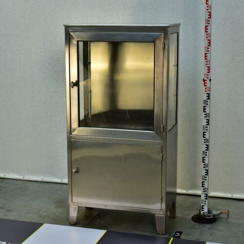 Low Surgical Display Cabinet in American Military Style – No. 3 Low Surgical Display Cabinet in American Military Style – No. 3