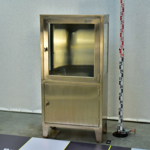 Low Surgical Display Cabinet in American Military Style – No. 4 Low Surgical Display Cabinet in American Military Style – No. 4