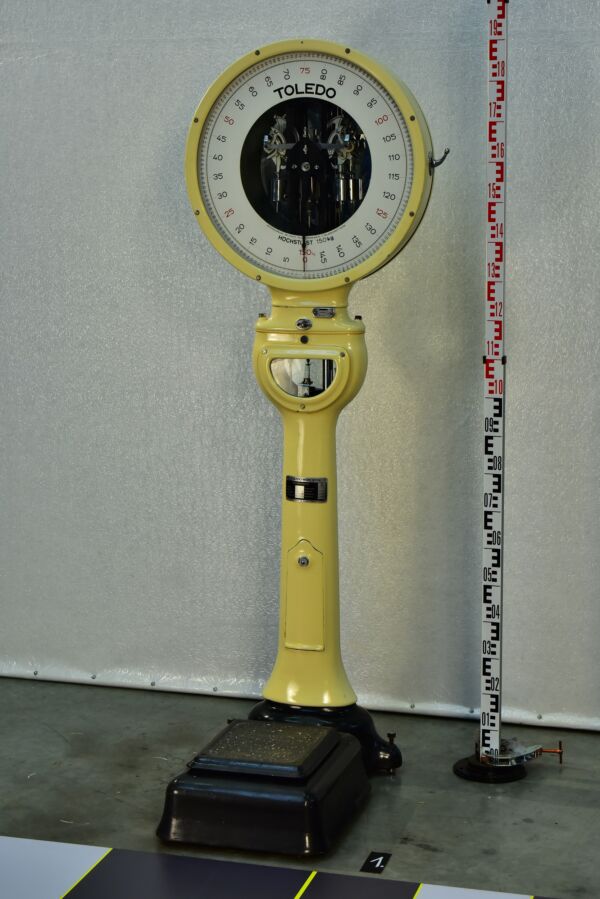 Toledo Coin-Operated Personal Weighing Scale with Lollipop-Style Design and German Lettering