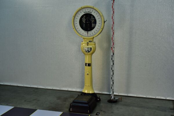Toledo Coin-Operated Personal Weighing Scale with Lollipop-Style Design and German Lettering – 2
