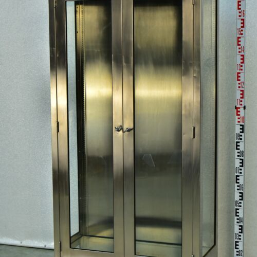 Tall Surgical Display Cabinet in American Military Style – No. 7 Tall Surgical Display Cabinet in American Military Style – No. 7
