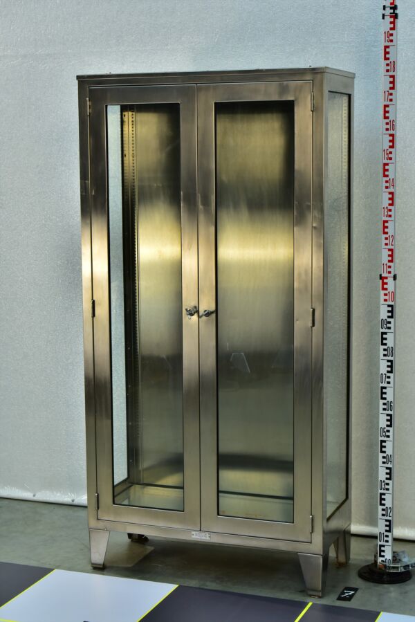 Tall Surgical Display Cabinet in American Military Style – No. 7