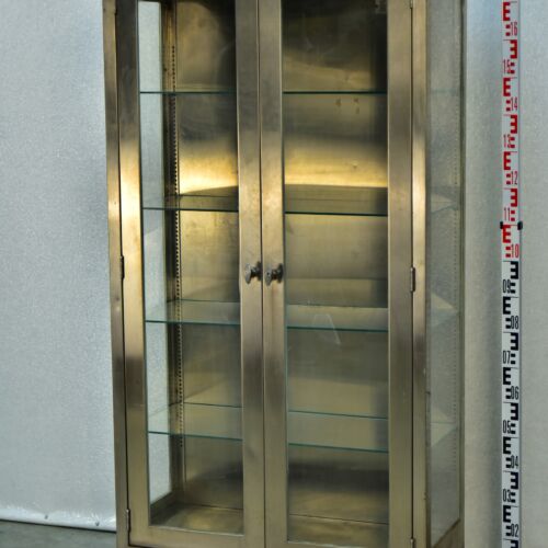 Tall Surgical Display Cabinet in American Military Style – No. 8 Tall Surgical Display Cabinet in American Military Style – No. 8