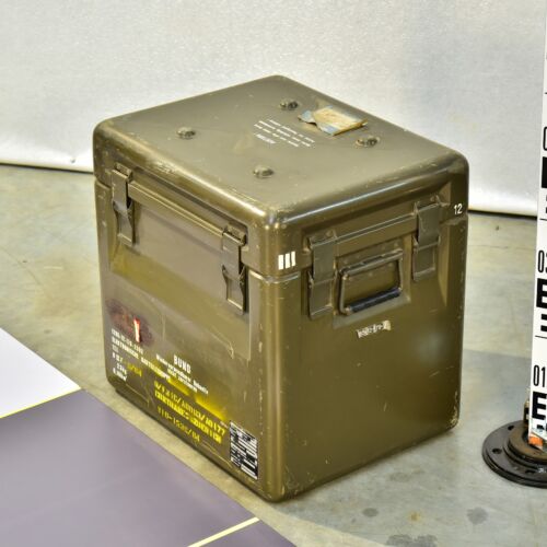 Bundeswehr BUND GFK glass-fibre composite military transport case – 2592, tall version Bundeswehr BUND GFK glass-fibre composite military transport case – 2592, tall version
