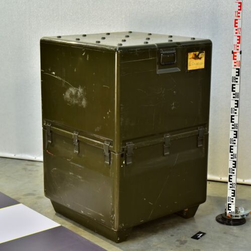 Giant Bundeswehr BUND GFK glass-fibre composite container for periscope transport – No. 1 Giant Bundeswehr BUND GFK glass-fibre composite container for periscope transport – No. 1