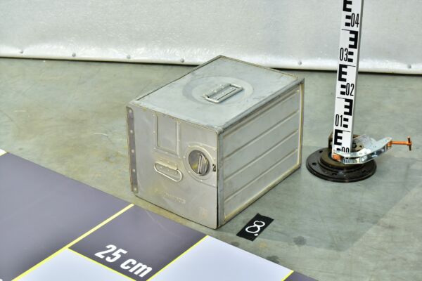 Standard aluminium aircraft galley catering container – No. 8 Standard aluminium aircraft galley catering container – No. 8