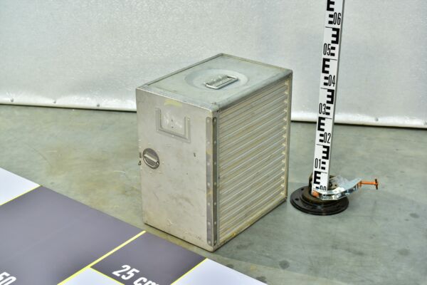 Increased-height aluminium aircraft galley catering container Increased-height aluminium aircraft galley catering container