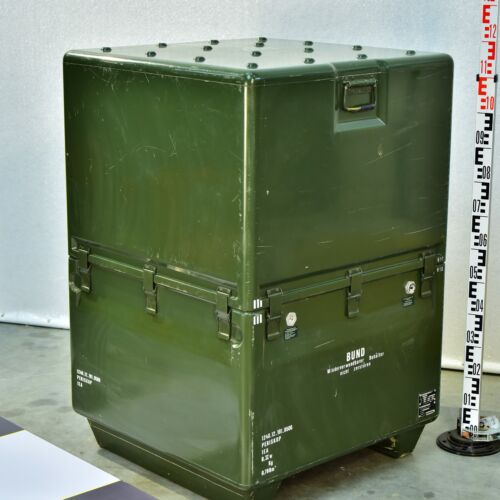 Giant Bundeswehr BUND GFK glass-fibre composite container for periscope transport – No. 2 Giant Bundeswehr BUND GFK glass-fibre composite container for periscope transport – No. 2