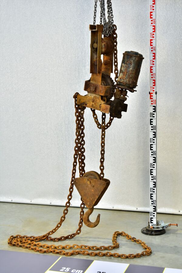 Rail-mounted electric chain hoist with trolley and crane hook Rail-mounted electric chain hoist with trolley and crane hook