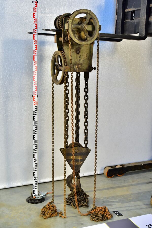 Rail-mounted manual chain hoist with trolley and crane hook, 2-ton – No. 2 Rail-mounted manual chain hoist with trolley and crane hook, 2-ton – No. 2