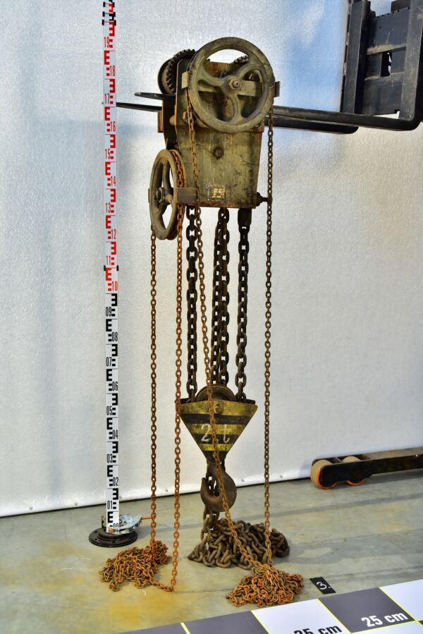 Rail-mounted manual chain hoist with trolley and crane hook, 2-ton – No. 3 Rail-mounted manual chain hoist with trolley and crane hook, 2-ton – No. 3