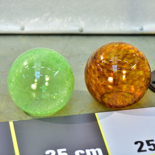 Veiled and effect-glass spheres with cut bases – 2 pcs Veiled and effect-glass spheres with cut bases – 2 pcs