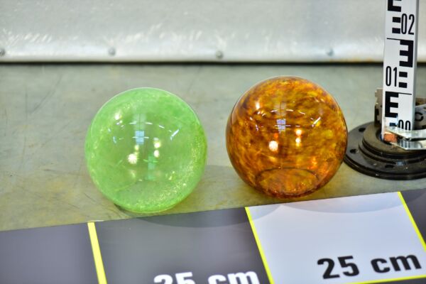 Veiled and effect-glass spheres with cut bases – 2 pcs Veiled and effect-glass spheres with cut bases – 2 pcs