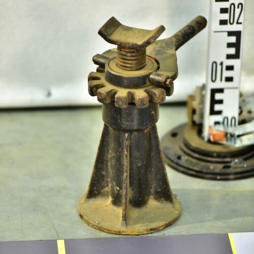 Cast-iron machinery and vehicle jack with trapezoidal screw mechanism