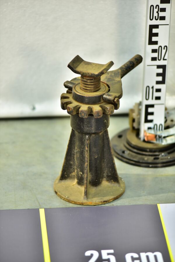 Cast-iron machinery and vehicle jack with trapezoidal screw mechanism