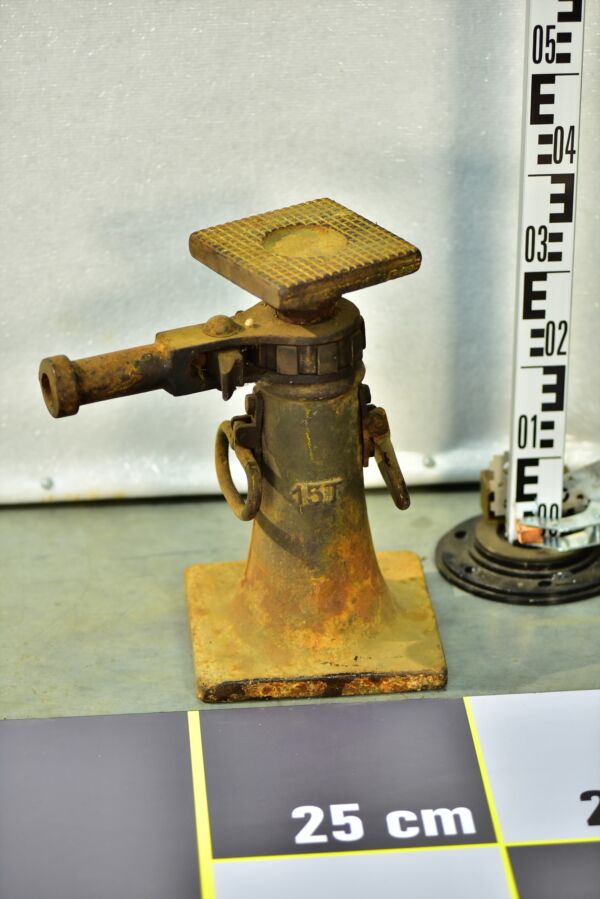 15-ton cast-iron machinery and vehicle jack with trumpet base