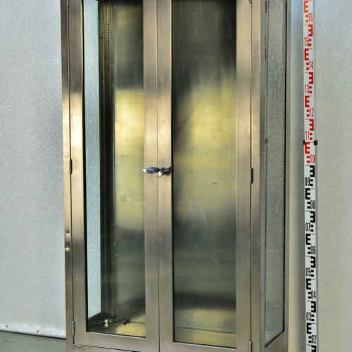 Tall Surgical Display Cabinet in American Military Style – No. 9 Tall Surgical Display Cabinet in American Military Style – No. 9