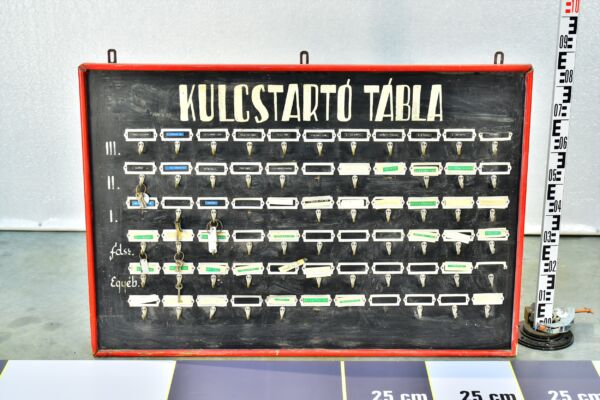 Magyar ipari kulcstartó tábla az 1960-as évekből Magyar ipari kulcstartó tábla az 1960-as évekből