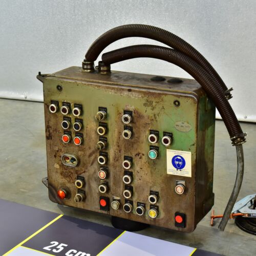 Unknown-Function Machine-Tool Switch and Push-Button Control Console Unknown-Function Machine-Tool Switch and Push-Button Control Console