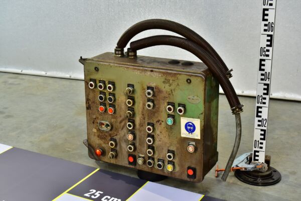 Unknown-Function Machine-Tool Switch and Push-Button Control Console Unknown-Function Machine-Tool Switch and Push-Button Control Console