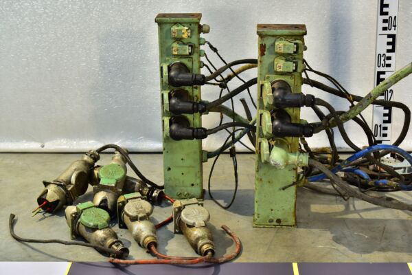 Ismeretlen funkciójú ipari elektromos csatlakozópanelek kaotikus kábelköteggel – tárgycsoport Ismeretlen funkciójú ipari elektromos csatlakozópanelek kaotikus kábelköteggel – tárgycsoport