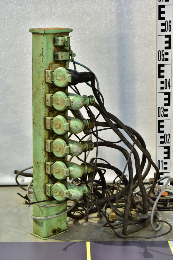 Ismeretlen funkciójú ipari elektromos csatlakozópanel kaotikus kábelköteggel – „magas” Ismeretlen funkciójú ipari elektromos csatlakozópanel kaotikus kábelköteggel – „magas”