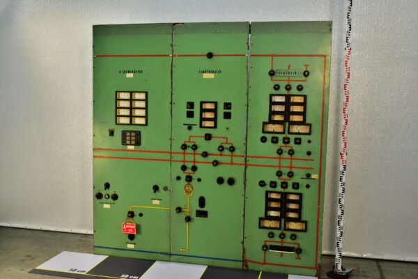 Erőművi hárommezős vezénylőtábla műszerekkel és technológiai folyamatábrával Erőművi hárommezős vezénylőtábla műszerekkel és technológiai folyamatábrával