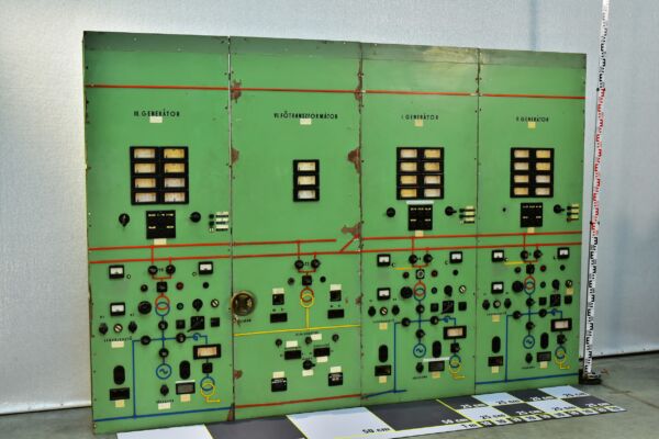 Erőművi négymezős vezénylőtábla műszerekkel és technológiai folyamatábrával Erőművi négymezős vezénylőtábla műszerekkel és technológiai folyamatábrával