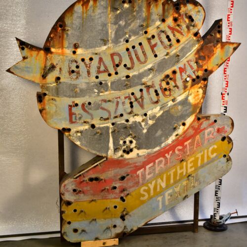 „Magyar Gyapjúfonó és Szövőgyár” nagyméretű épületneon – 1950-es évek „Magyar Gyapjúfonó és Szövőgyár” nagyméretű épületneon – 1950-es évek