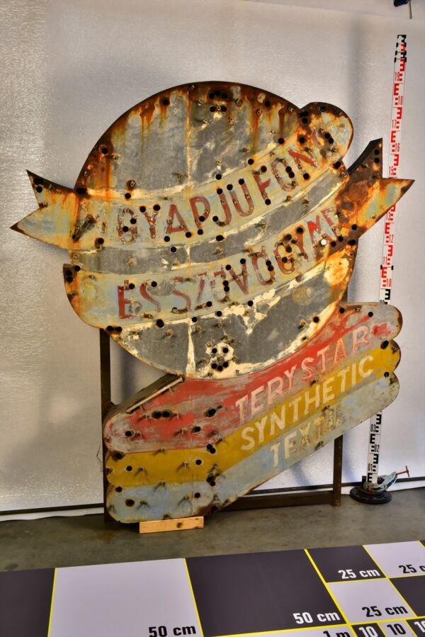 „Magyar Gyapjúfonó és Szövőgyár” nagyméretű épületneon – 1950-es évek „Magyar Gyapjúfonó és Szövőgyár” nagyméretű épületneon – 1950-es évek