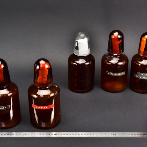 5-Piece Set of 1-Litre Amber Acid Bottles with Ground-Glass Stoppers and Glass Protective Caps – Glassworks Find, No. 2 5-Piece Set of 1-Litre Amber Acid Bottles with Ground-Glass Stoppers and Glass Protective Caps – Glassworks Find, No. 2