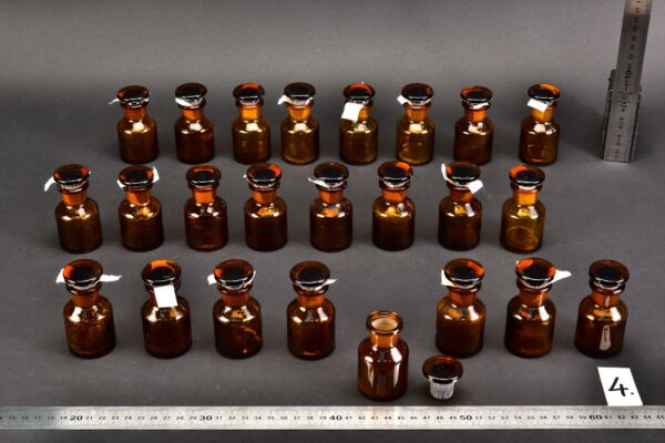 24 darabos, 30 ml-es kisméretű barna laboratóriumi porüveg-készlet csiszolt üvegdugókkal – Nr. 4 24 darabos, 30 ml-es kisméretű barna laboratóriumi porüveg-készlet csiszolt üvegdugókkal – Nr. 4