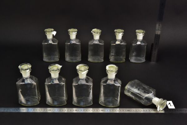 10 darabos, csiszolt oldalú átlátszó laboratóriumi folyadéküveg-készlet alakos csiszolt üvegdugókkal – Nr. 1 10 darabos, csiszolt oldalú átlátszó laboratóriumi folyadéküveg-készlet alakos csiszolt üvegdugókkal – Nr. 1