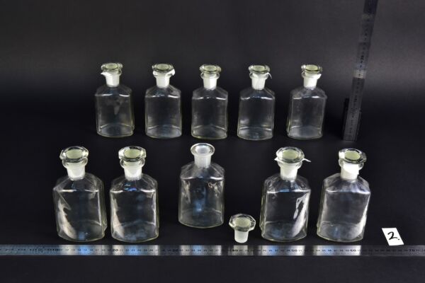 10 darabos, csiszolt oldalú átlátszó laboratóriumi folyadéküveg-készlet alakos csiszolt üvegdugókkal – Nr. 2 10 darabos, csiszolt oldalú átlátszó laboratóriumi folyadéküveg-készlet alakos csiszolt üvegdugókkal – Nr. 2