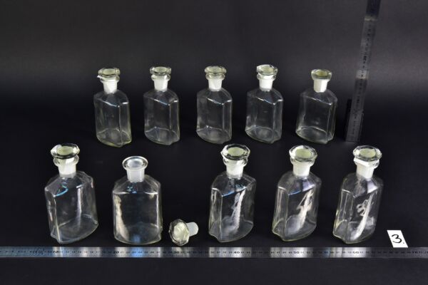 10 darabos, csiszolt oldalú átlátszó laboratóriumi folyadéküveg-készlet alakos csiszolt üvegdugókkal – Nr. 3 10 darabos, csiszolt oldalú átlátszó laboratóriumi folyadéküveg-készlet alakos csiszolt üvegdugókkal – Nr. 3