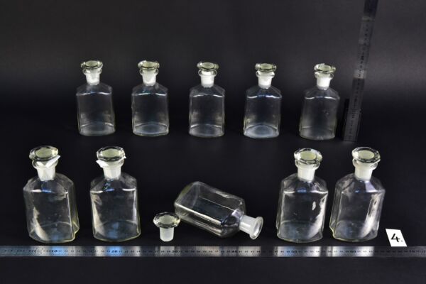 10 darabos, csiszolt oldalú átlátszó laboratóriumi folyadéküveg-készlet alakos csiszolt üvegdugókkal – Nr. 4 10 darabos, csiszolt oldalú átlátszó laboratóriumi folyadéküveg-készlet alakos csiszolt üvegdugókkal – Nr. 4