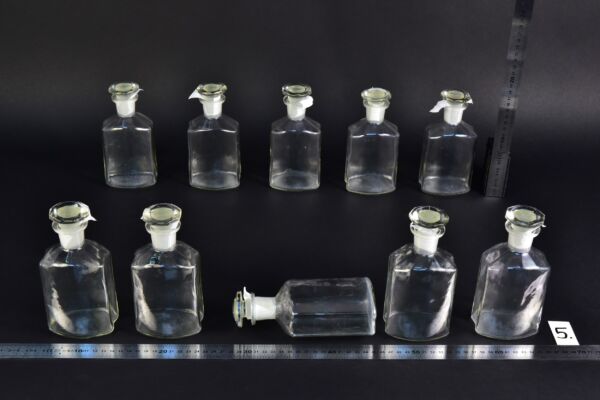 10 darabos, csiszolt oldalú átlátszó laboratóriumi folyadéküveg-készlet alakos csiszolt üvegdugókkal – Nr. 5 10 darabos, csiszolt oldalú átlátszó laboratóriumi folyadéküveg-készlet alakos csiszolt üvegdugókkal – Nr. 5
