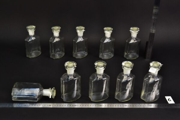 10 darabos, csiszolt oldalú átlátszó laboratóriumi folyadéküveg-készlet alakos csiszolt üvegdugókkal – Nr. 6 10 darabos, csiszolt oldalú átlátszó laboratóriumi folyadéküveg-készlet alakos csiszolt üvegdugókkal – Nr. 6