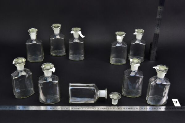 10 darabos, csiszolt oldalú átlátszó laboratóriumi folyadéküveg-készlet alakos csiszolt üvegdugókkal – Nr. 7 10 darabos, csiszolt oldalú átlátszó laboratóriumi folyadéküveg-készlet alakos csiszolt üvegdugókkal – Nr. 7