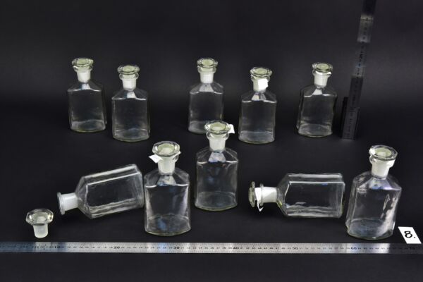 10 darabos, csiszolt oldalú átlátszó laboratóriumi folyadéküveg-készlet alakos csiszolt üvegdugókkal – Nr. 8 10 darabos, csiszolt oldalú átlátszó laboratóriumi folyadéküveg-készlet alakos csiszolt üvegdugókkal – Nr. 8