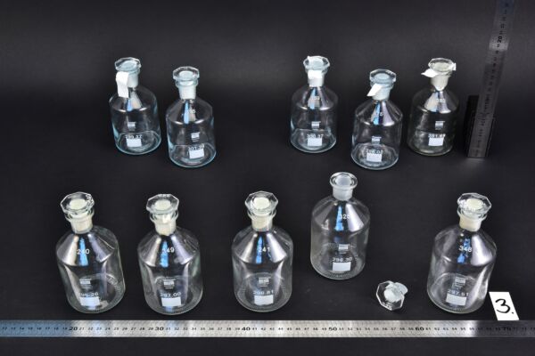 10 darabos, 250–300 ml-es átlátszó Winkler-féle oxigénmeghatározó palackkészlet számozott csiszolt üvegdugókkal – Nr. 3 10 darabos, 250–300 ml-es átlátszó Winkler-féle oxigénmeghatározó palackkészlet számozott csiszolt üvegdugókkal – Nr. 3