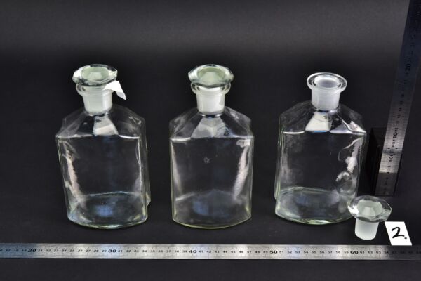3 darabos, 1 literes csiszolt oldalú átlátszó laboratóriumi folyadéküveg-készlet nagyméretű, alakos csiszolt üvegdugókkal – Nr. 2 3 darabos, 1 literes csiszolt oldalú átlátszó laboratóriumi folyadéküveg-készlet nagyméretű, alakos csiszolt üvegdugókkal – Nr. 2